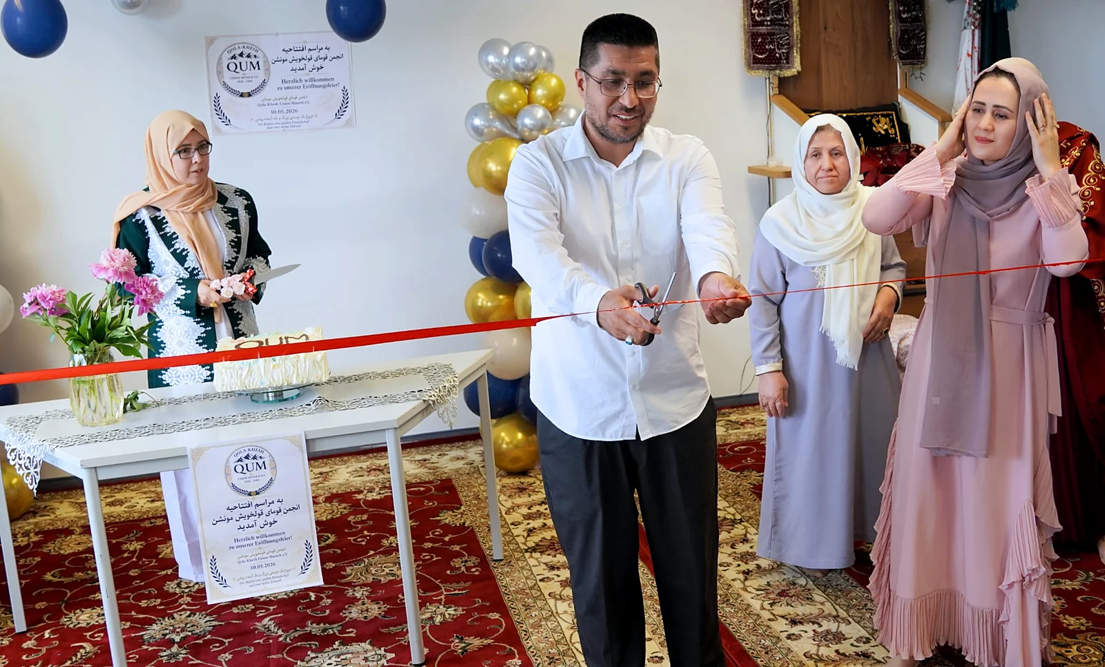 Feierliches Bandschneiden zur Vereinsgründung der Qola-Khesh Union Munich (QUM) e. V. in München